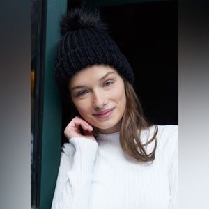 BRAND NEW LA Hearts Faux Fur Pom Beanie
